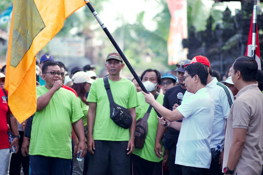 Sekda Adi Arnawa Lepas Jalan Santai ST. Putra Presada Desa Gulingan